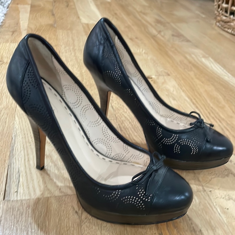 Coach platform pumps
